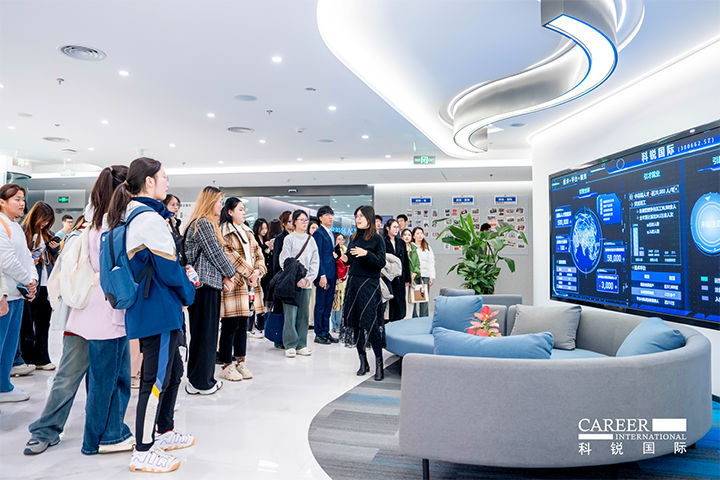 知名人力资源供应商纽约国际588888国际在企业参访活动中为拜访嘉宾与学生介绍公司基本情况